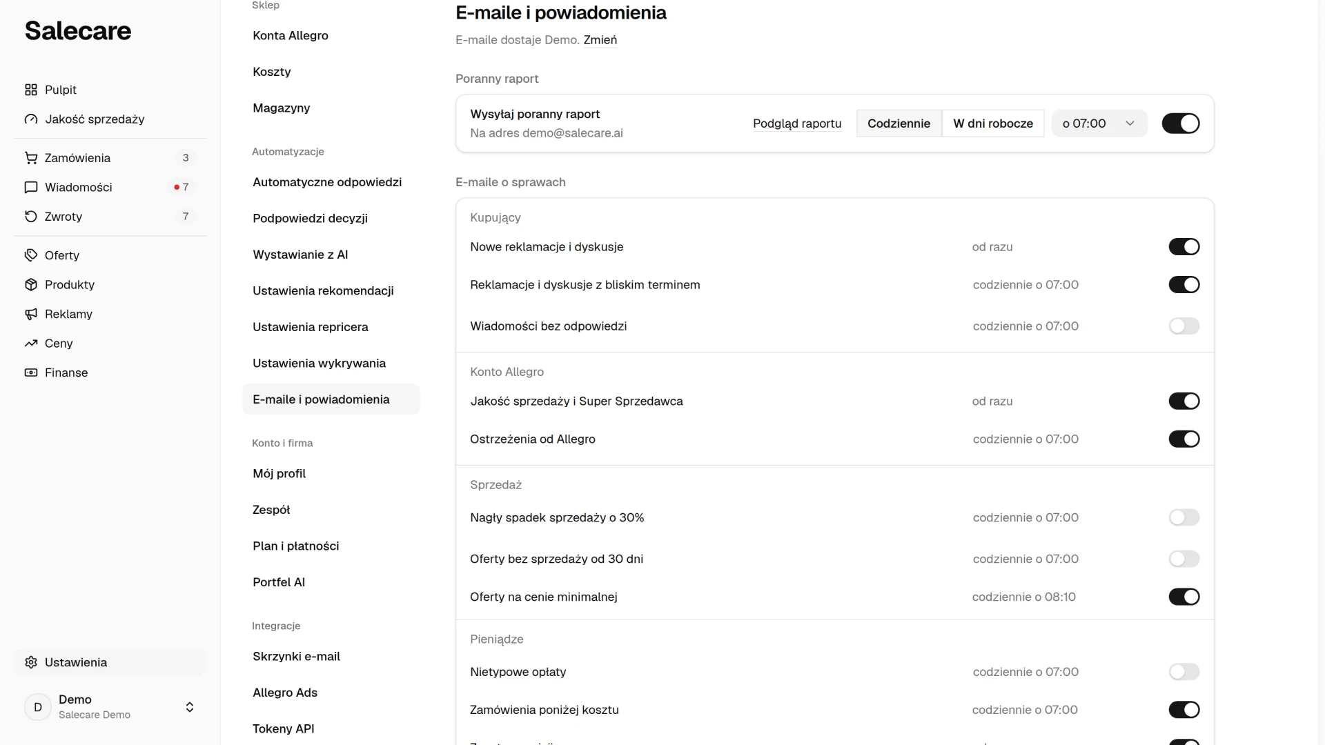 Grupa Poranny raport na stronie E-maile i powiadomienia z dniami, godziną i przełącznikiem „Wysyłaj poranny raport”